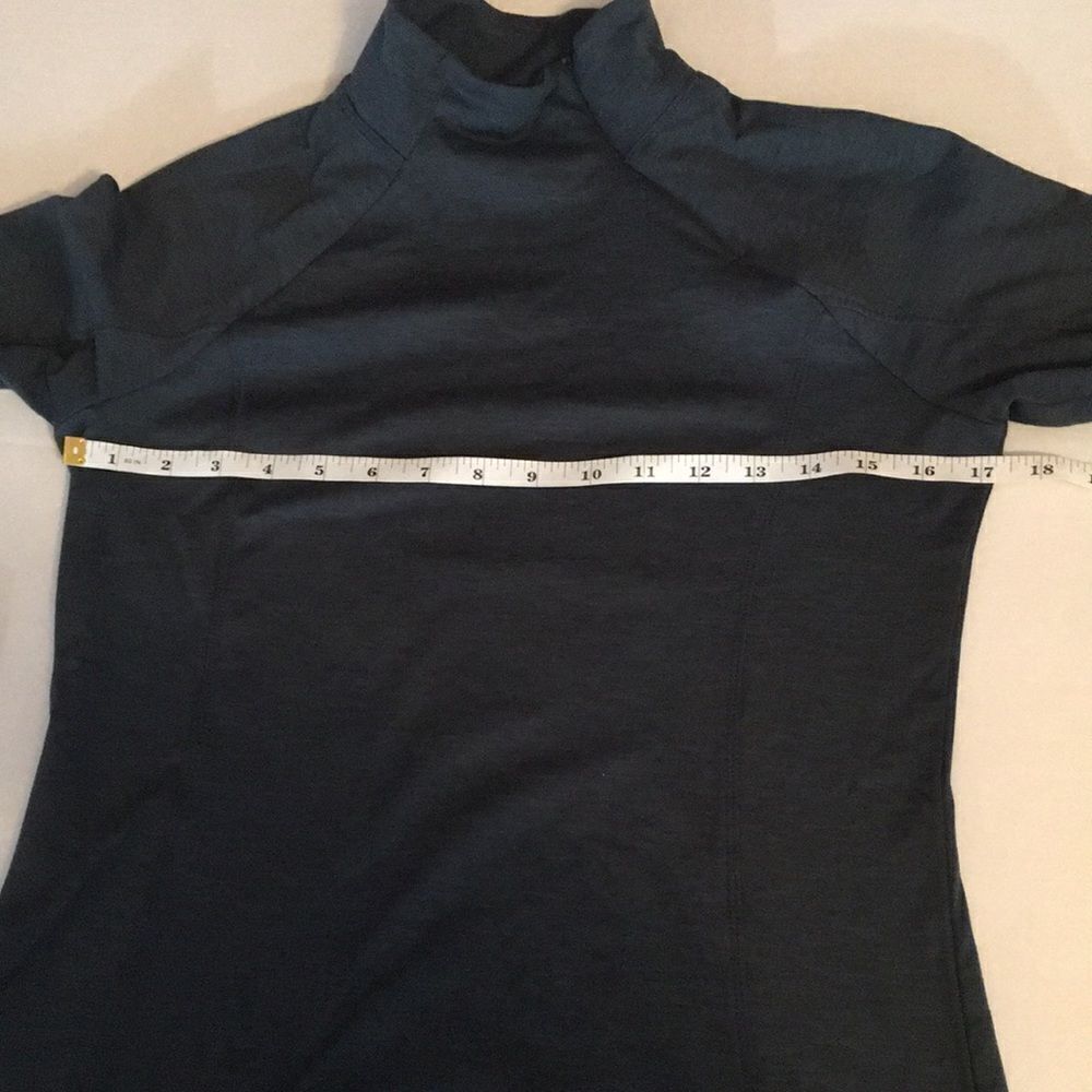 Layer8 Athletic Long Sleeve Base Layer Qwickdry Top Size Small w/ Thumb Holes - Picture 9 of 15